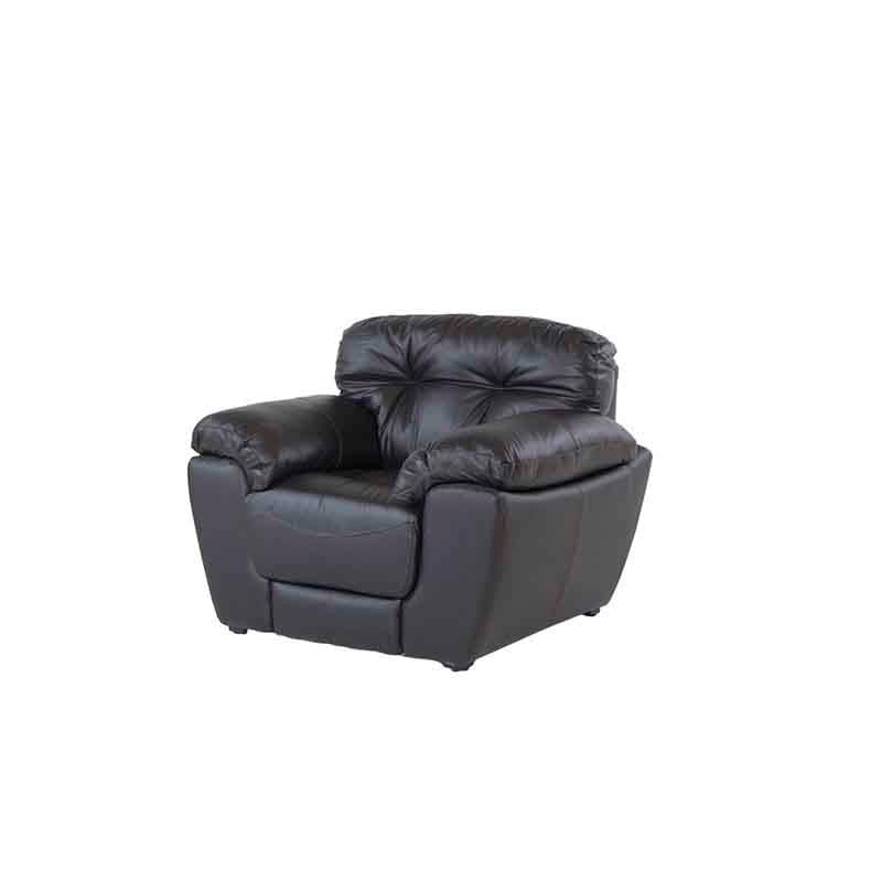 Sillón Carter de cuero en color moka, con respaldo y asiento acolchados, frente visible en imagen de 111 cm de alto.