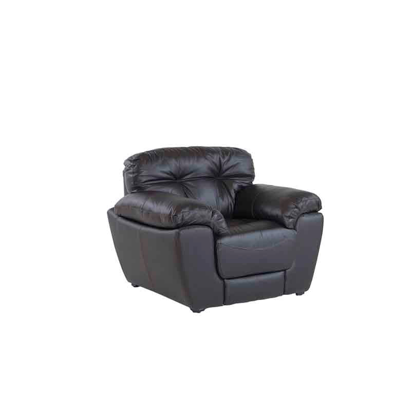 Sillón Carter de cuero en color moka, con respaldo y asiento acolchados, visible desde el frente, dimensiones: 111x90x88 cm.