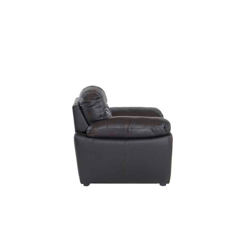 Sillón Carter de cuero con acabado en moka, estructura moderna, vista frontal, dimensiones 111x90x88 cm, en color marrón oscuro.