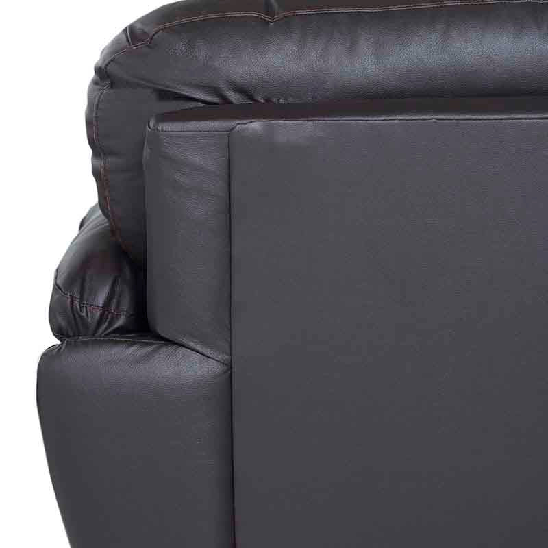 Sillón Carter de cuero en color moka, con respaldo y asiento acolchados, frente a la cámara, dimensiones visibles.