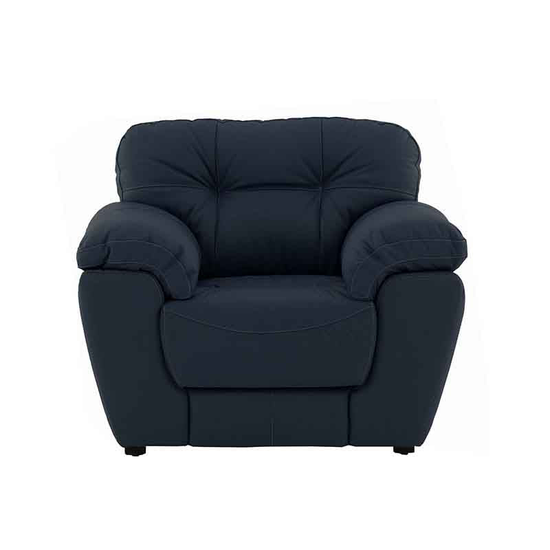 Juego de sala Carter de cuero en color moka, incluye sillones con asientos y respaldos acolchados, vista frontal.