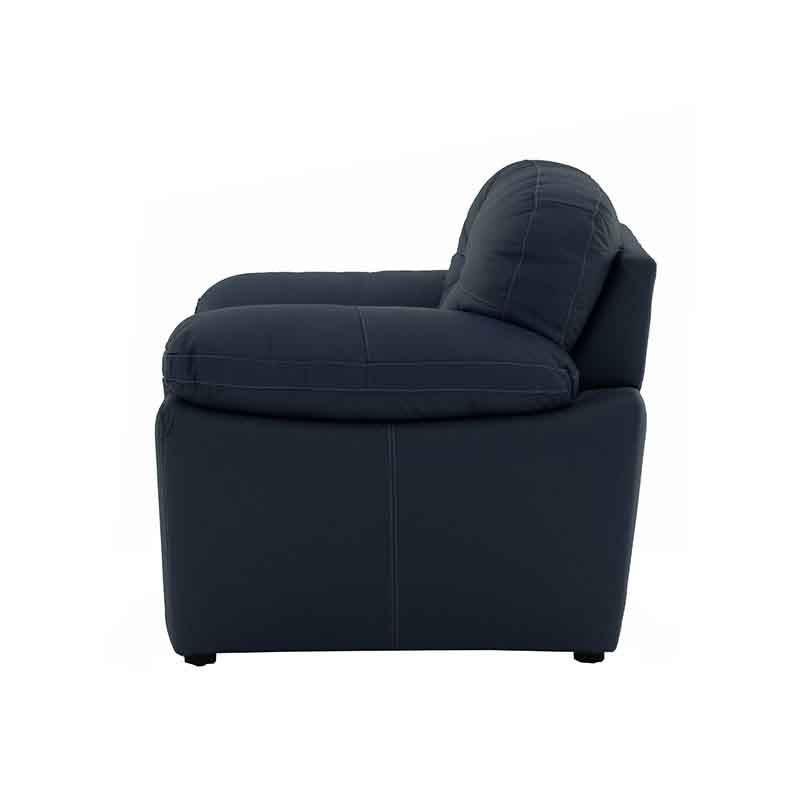 Sillón Carter de cuero en color moka, con respaldo y asiento acolchados, frente en cuero con detalles elegantes.