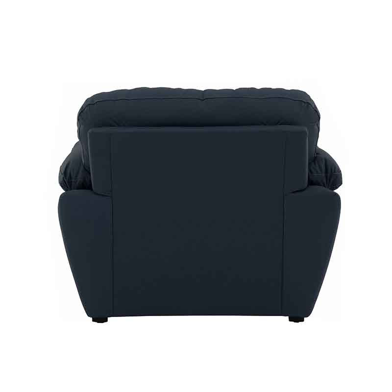 Sillón Carter de cuero en color moka, con respaldo y asiento acolchado, frente a la cámara en un espacio moderno