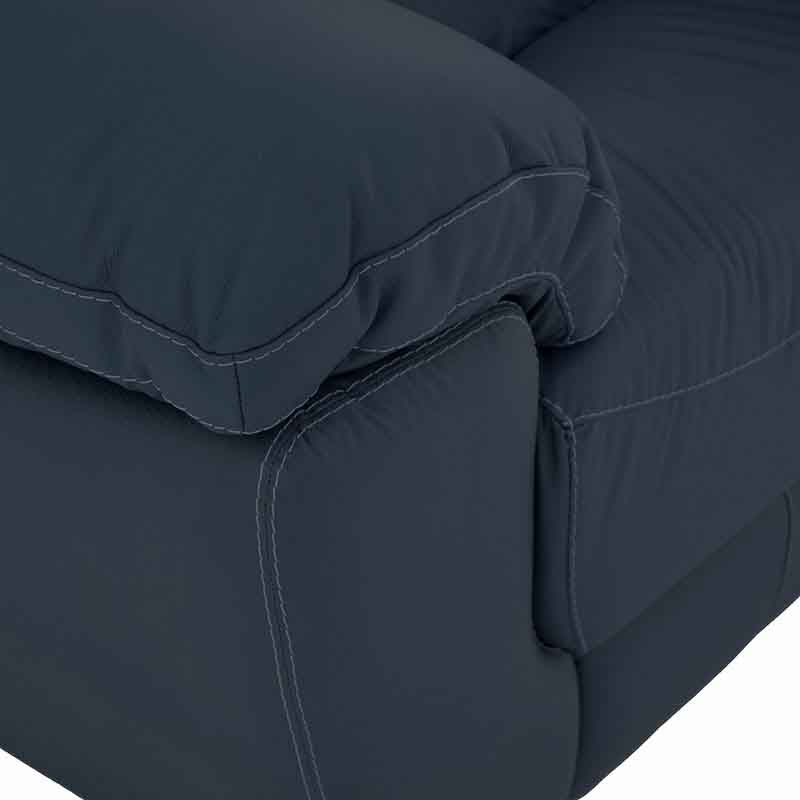 Sillón Carter de cuero en color moka, con respaldo y asiento acolchados, mide 111 cm de alto, 90 cm de fondo y 88 cm de ancho.
