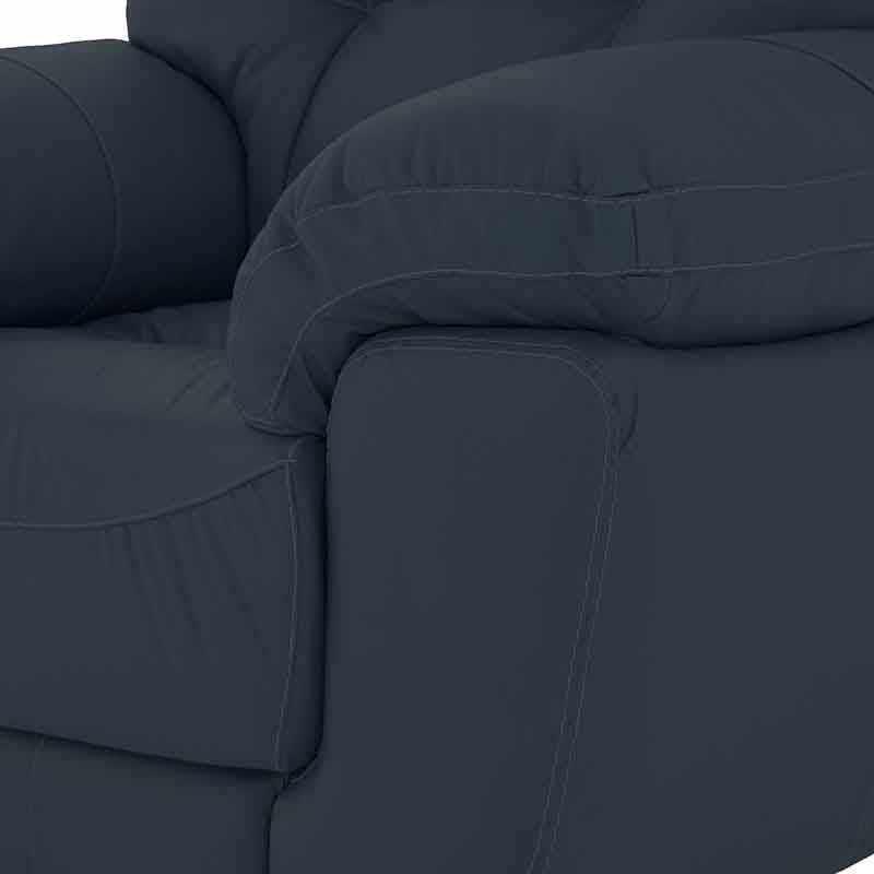 Sillón Carter de cuero en color moka, con respaldo y asiento acolchados, mide 111 cm de alto, 90 cm de ancho y 88 cm de fondo.