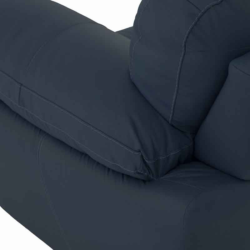 Sillón Carter de cuero en color moka, con respaldo y asiento acolchados, mide 111 cm de ancho, 90 cm de alto y 88 cm de fondo.