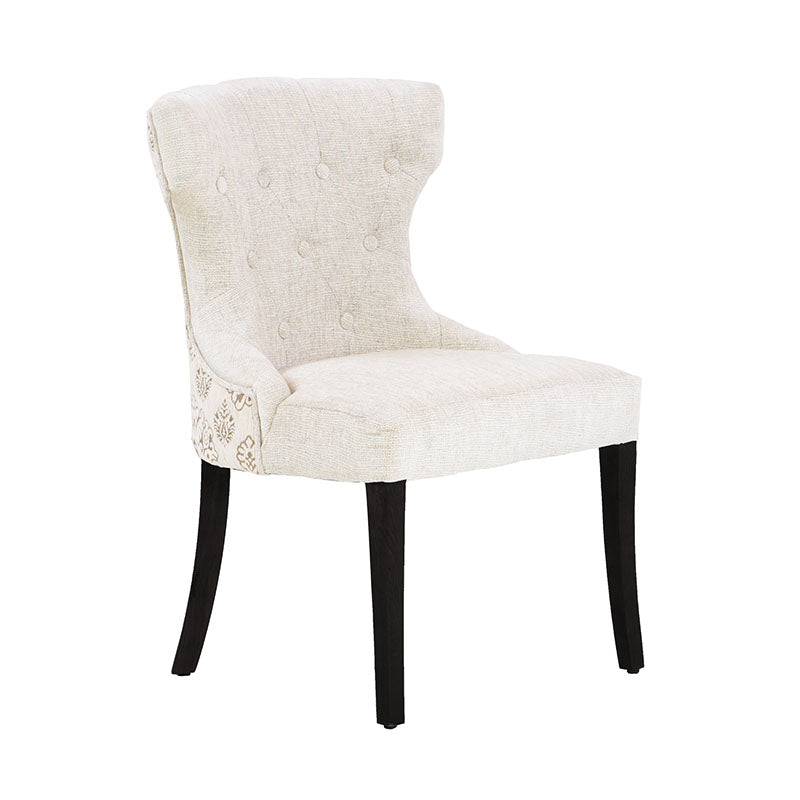 Sillón Tulip de madera con tapizado en chenille en color nogal, estructura en madera de hack berry, frente 55 cm, alto 90 cm.