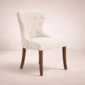 Sillón Tulip de madera y tapizado en chenille, estructura en nogal, con asiento y respaldo acolchados y diseño elegante.