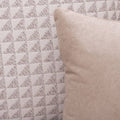 Sofá Michelle de Deurope en tela beige con textura afelpada, asiento cómodo y respaldo acolchado para sala moderna.