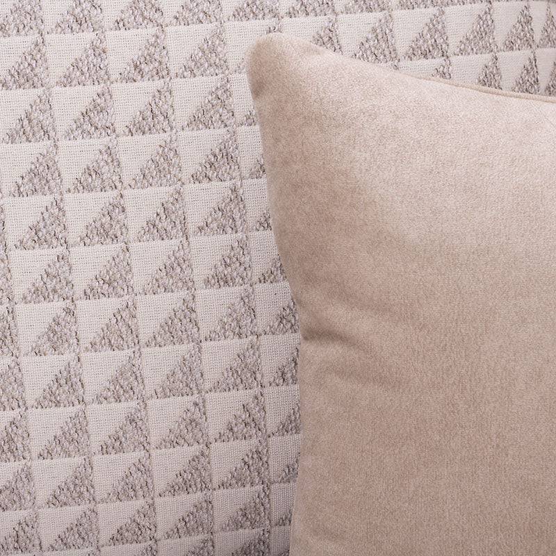Sofá Michelle de color beige con tela de textura afelpada y diseño moderno en un espacio de sala.