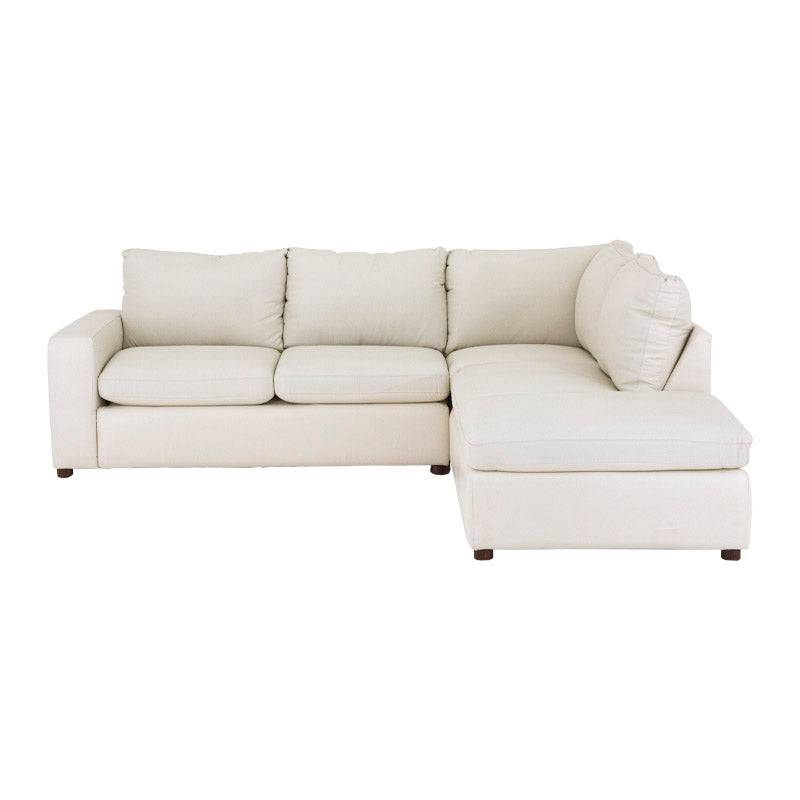 Sofá sala Gracey con chaise de Deurope, tapizado en tela gris, con cojines decorativos y estructura moderna.