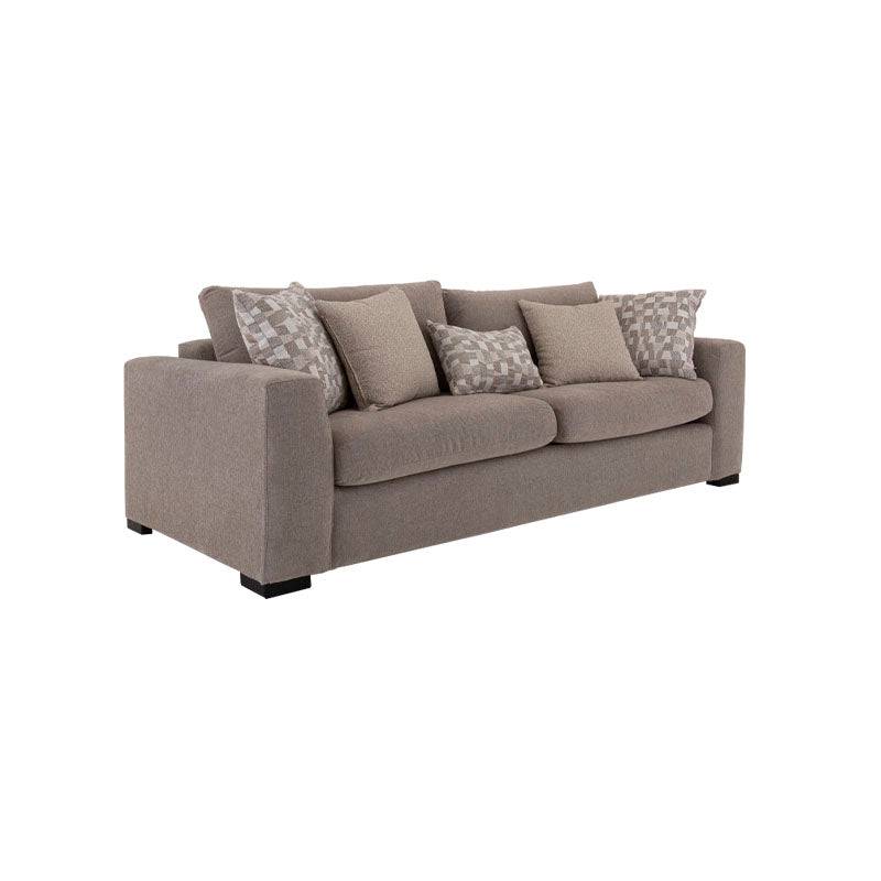 Sofá Oporto de deurope.com.mx con tapizado en tela gris y cojines acolchados en un salón moderno.