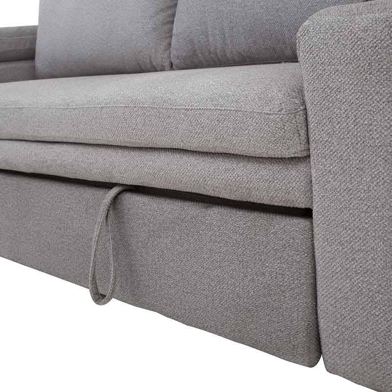 Sofá cama matrimonial Vittorio de color gris claro, tapizado en tela, con chaise longue y estructura moderna.