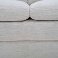 Sofá Chloe de Deurope.com.mx en tela marfil, con estructura moderna y dimensiones 212x90x96 cm, visible en la imagen.