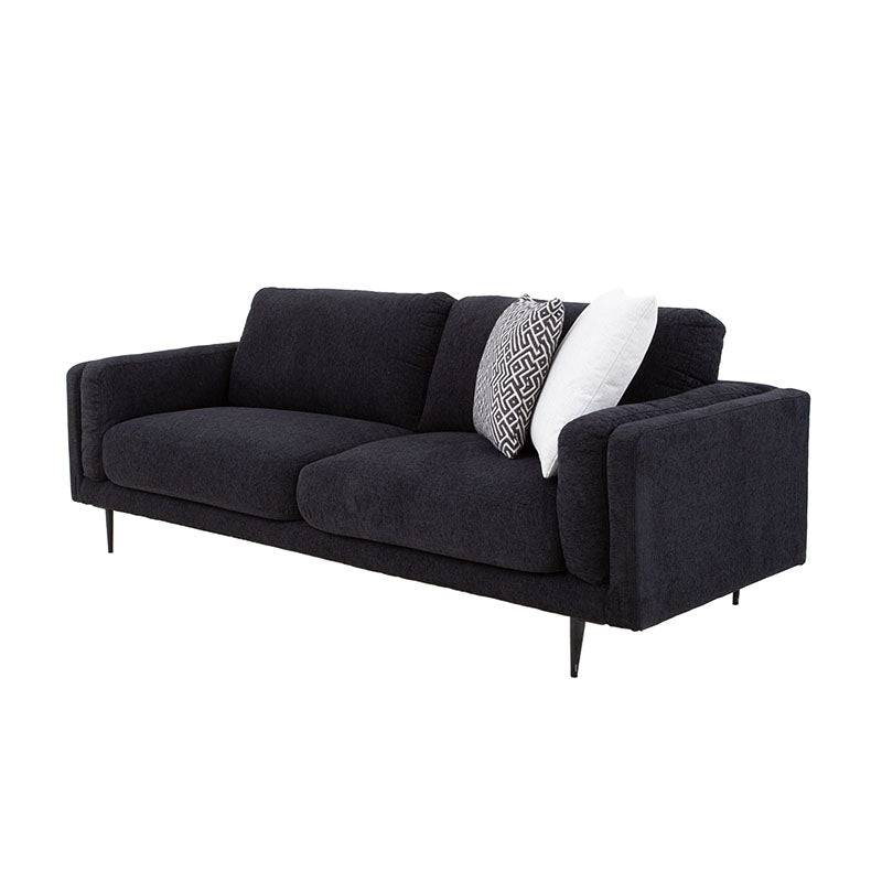 Sofá Alessandra de tapiz negro, deoupe.com.mx, con cojines mullidos y estructura moderna, mide 226 cm de largo y 80 cm de alto.