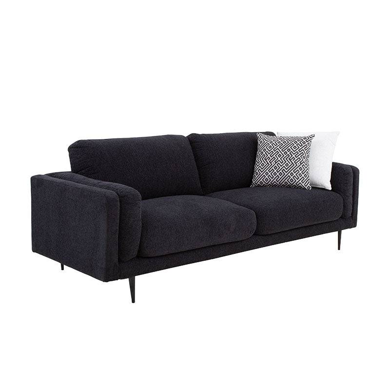 Sofá Alessandra de tapiz negro de 226 cm de largo, con respaldo acolchado y patas de madera, en ambiente moderno.