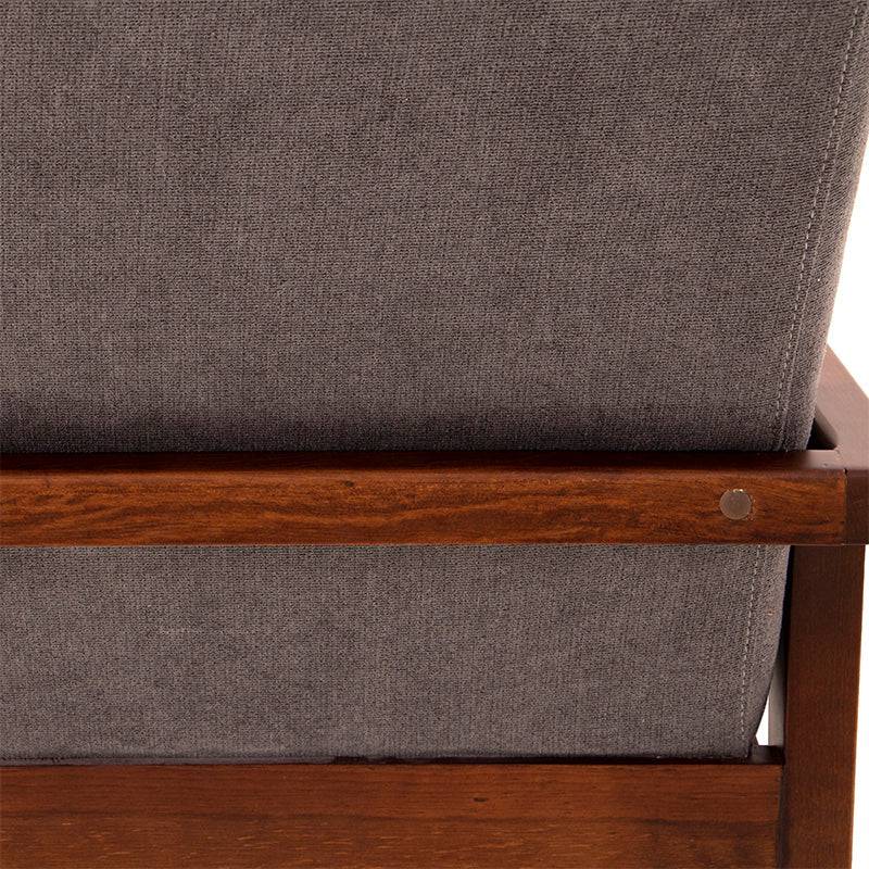 Sillas de comedor Quetzal deurope en tela color café tabaco con estructura de madera industrializada y acabado de chapa de okume.