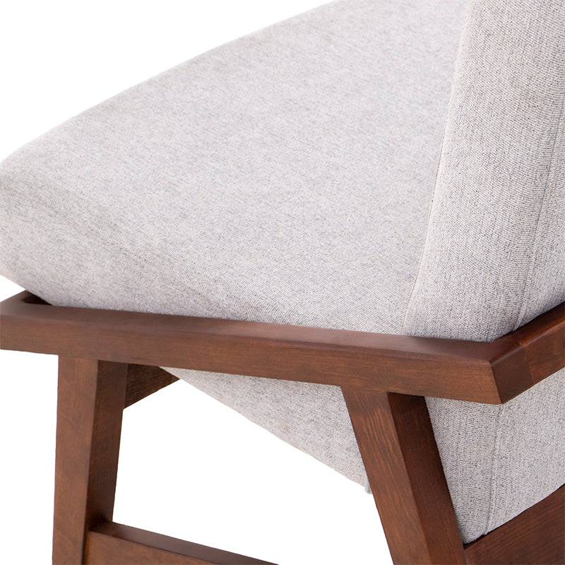 Sillas de comedor Quetzal deurope.com.mx con estructura de madera y tapiz en tela color café y tabaco, estilo industrial.