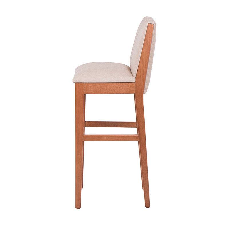 Banco Siena de madera de banak y chapa de encino y okumé, tapizado en cuero de tacto suave, en color almendra beige.