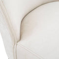 Banco para barra Berne Made deurope.com.mx en madera de nogal beige, tapizado en tela, con dimensiones de 112 cm de largo y 46 cm de alto.
