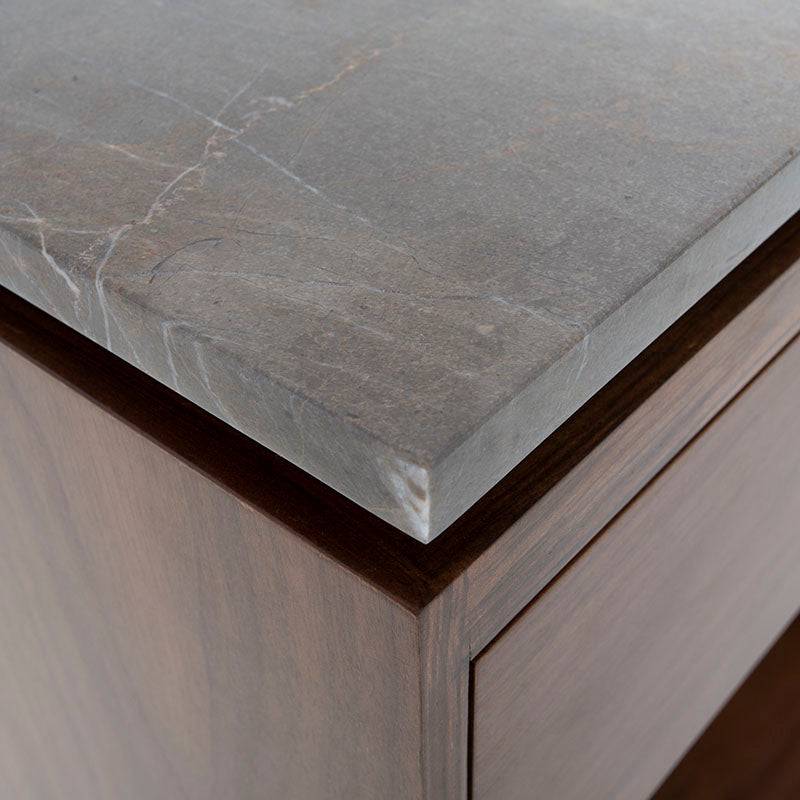 Barras de madera Nogal con cubierta de mármol en tono gris, de aproximadamente 140 cm de ancho y 110 cm de alto, estilo moderno.