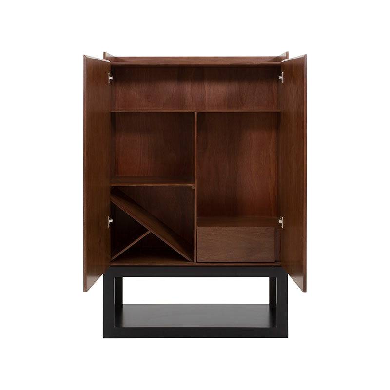 Mueble para bar Berne Made de madera de nogal y moka, con puertas y estantes, mide 100 cm de ancho y 160 cm de alto.
