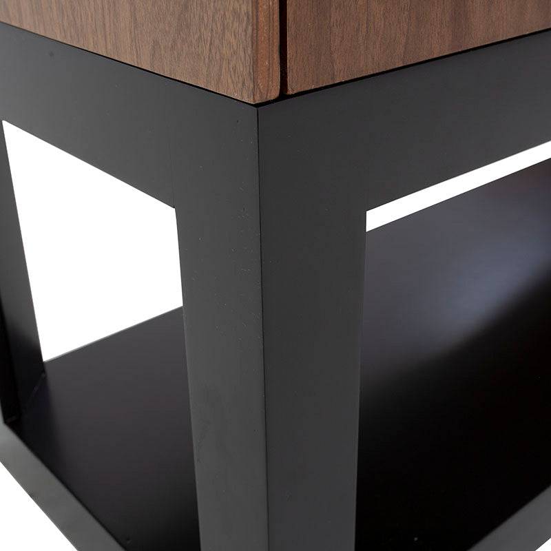 Mueble para bar Berne Made de deurope.com.mx, en nogal moka con puertas de chapa, 100 cm de ancho, 160 cm de alto y 40 cm de fondo