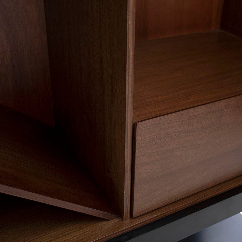 Mueble de bar Berne Made en nogal moka, con puertas y estantes, frente, altura 100 cm, ancho 160 cm, fondo 40 cm.