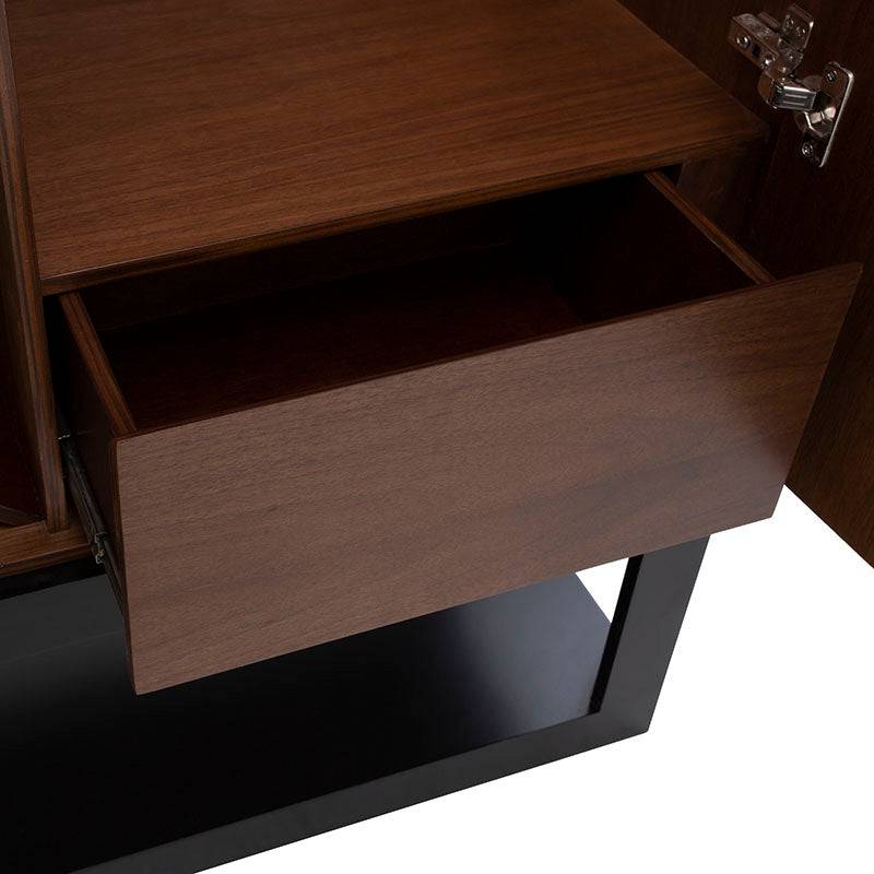 Mueble para bar Berne Made de madera de nogal y moka, con puertas y estantes, mide 100 cm de ancho y 160 cm de alto.