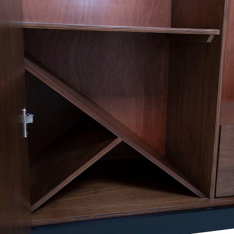 Mueble para bar Berne Made de madera de nogal y moka con puertas y estantes, dimensiones 100x160x40 cm, estilo elegante.