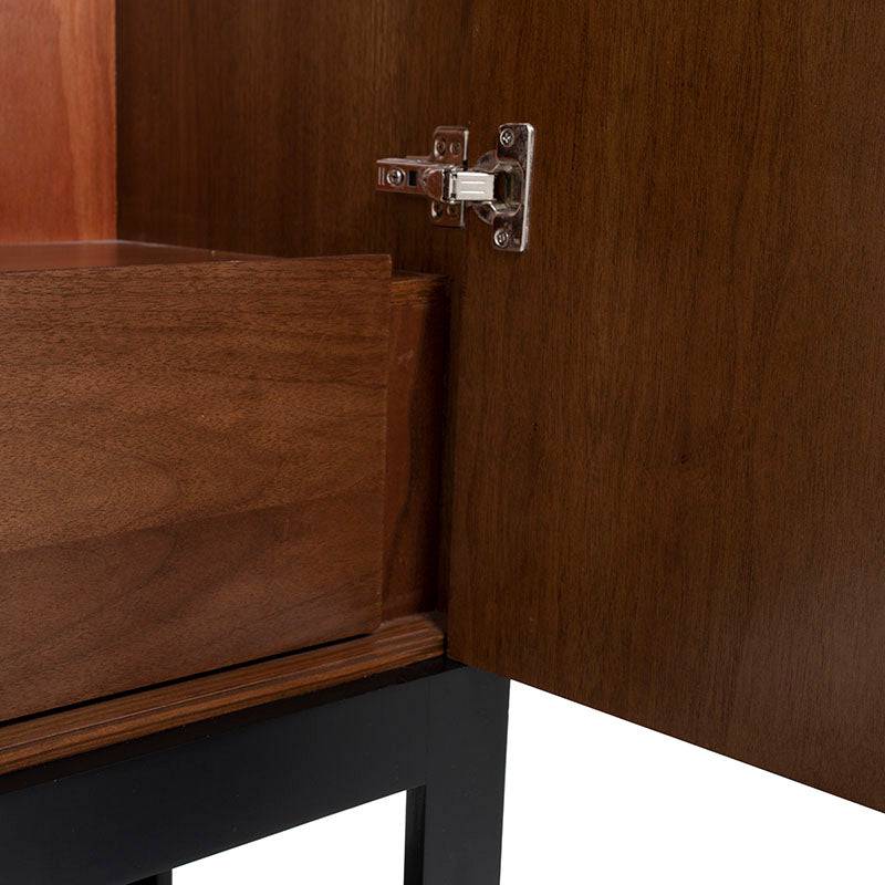 Mueble para bar Berne Made de madera de nogal con acabado moka, frente, 100 cm de ancho, 160 cm de alto y 40 cm de fondo.