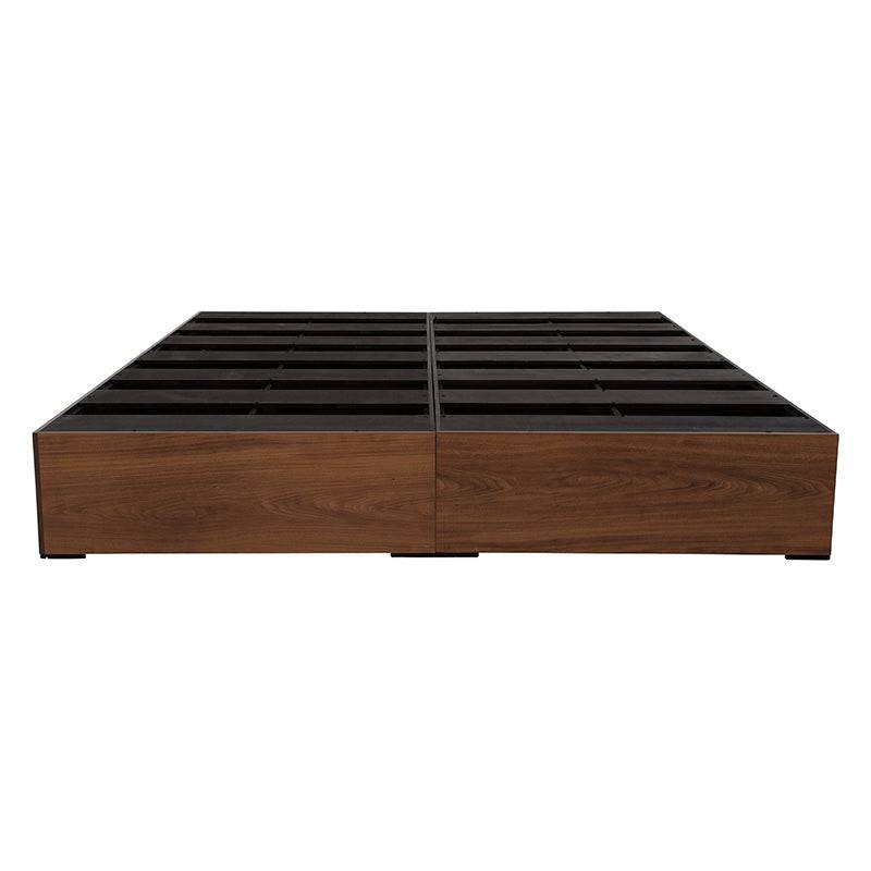 Base de cama Kenia de madera de pino con estructura en nogal, 200 cm de frente y 30 cm de alto, en imagen.