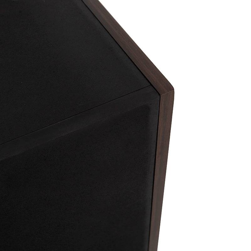 Base de cama Kenia de madera de pino y melamina en color nogal, con estructura sólida y diseño moderno.