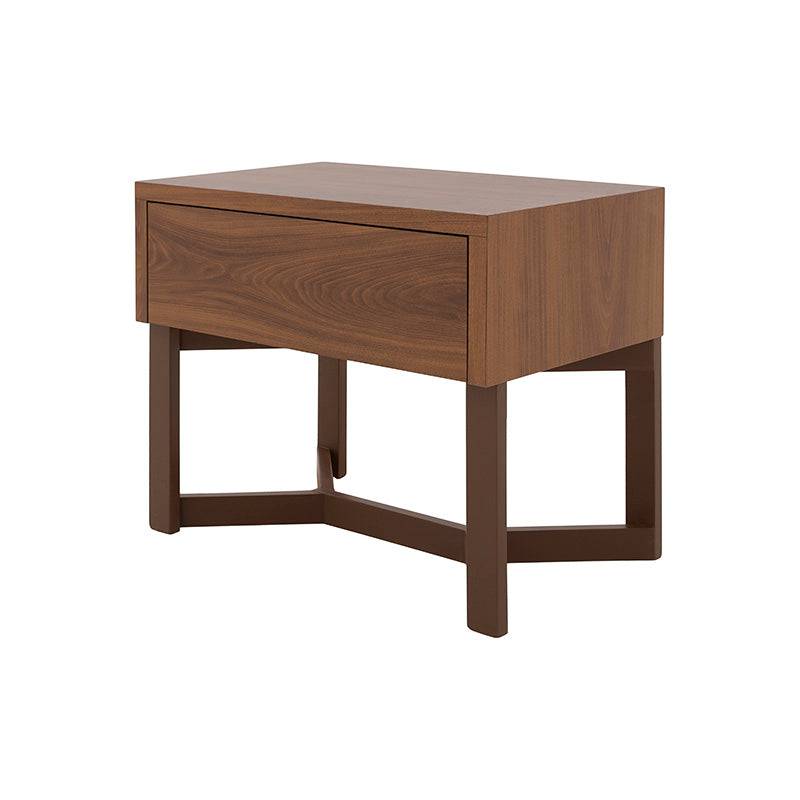 Buró Carolina de madera industrializada en acabado nogal, con superficie de 60 cm de ancho y detalles de diseño elegante.