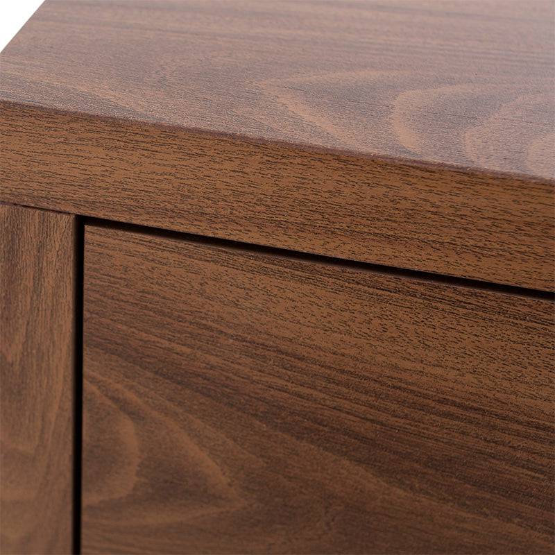 Buró Carolina de madera industrializada en color nogal, con superficie rectangular y medidas de 60 cm de ancho por 50 cm de alto.