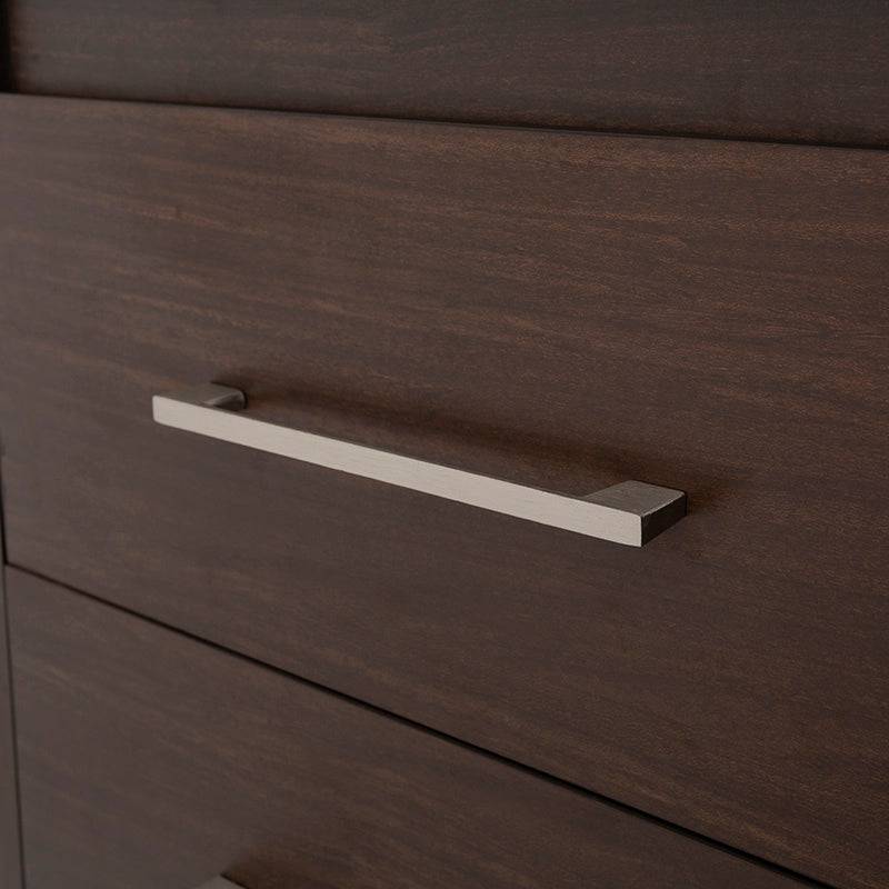 Buró Boston de madera oscura con acabado industrial, frente de 60 cm, alto 70 cm y fondo 46 cm, estilo moderno y funcional.