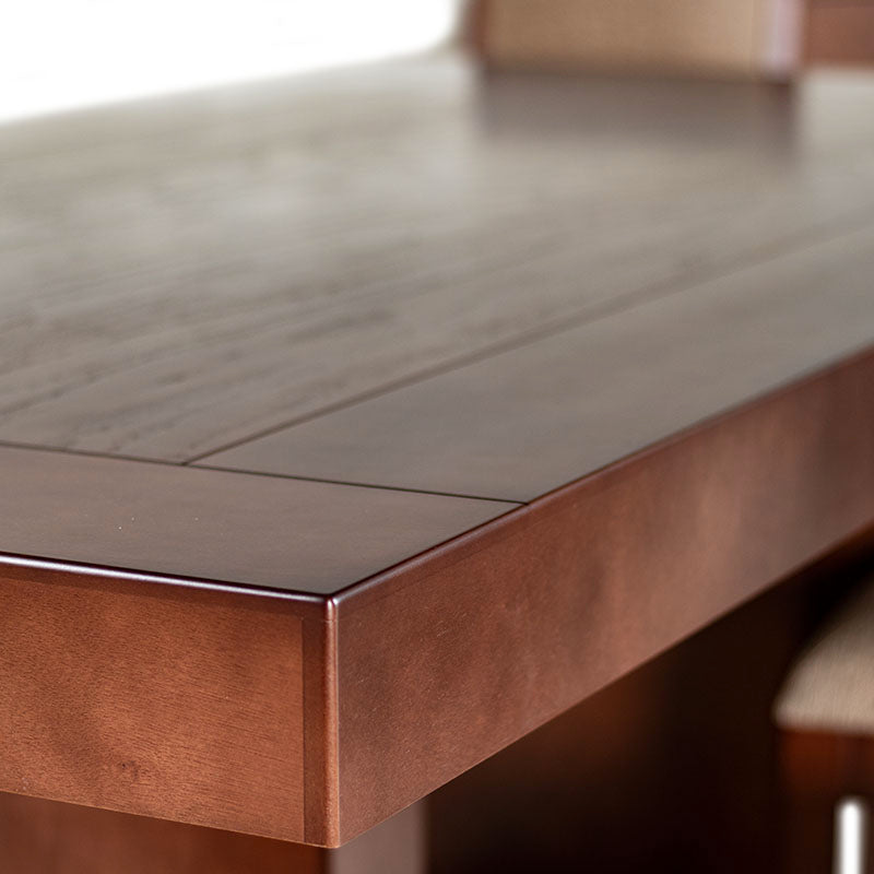 Mesa de comedor Quebec de madera de Banak, en nogal y chapa de encino y okumé, con acabado en tono café oscuro.