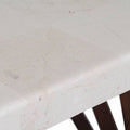 Mesa de comedor Aragón de deurope.com.mx, superficie de madera y patas resistentes para un comedor elegante.