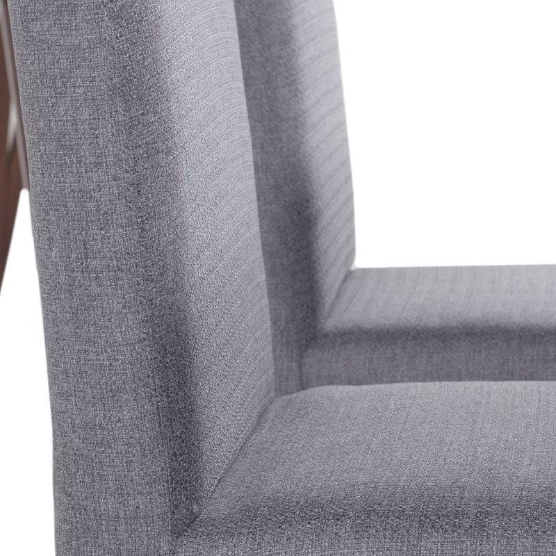 Silla de comedor Aragón de deurope.com.mx, estructura de madera y asiento acolchado en entorno de comedor elegante.