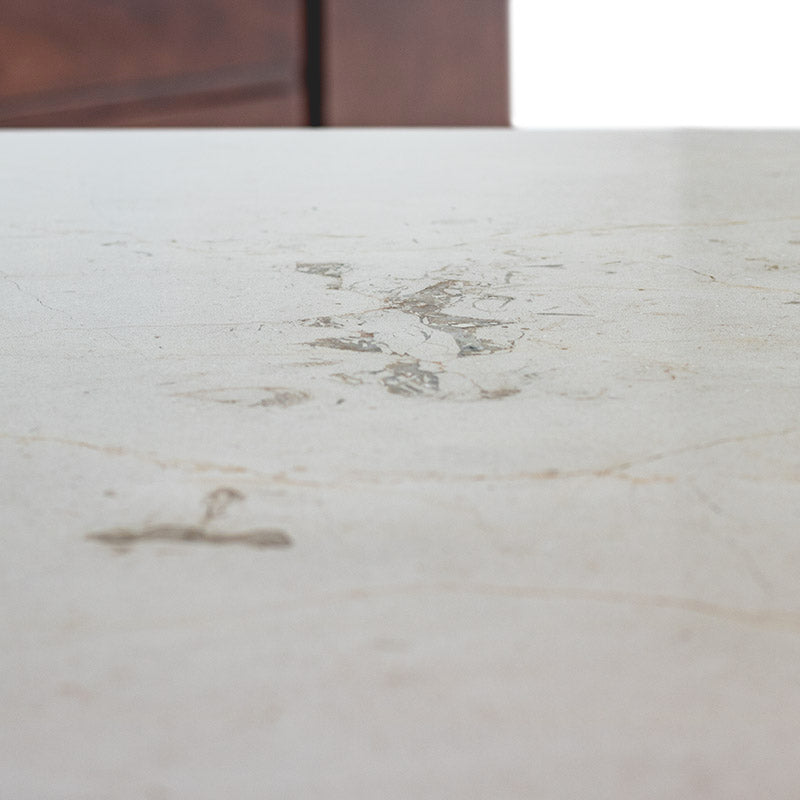 Mesa de comedor Mond de Deurope, con tapa de caoba y mármol, en color tabaco, frente de 140 cm y altura de 78 cm.