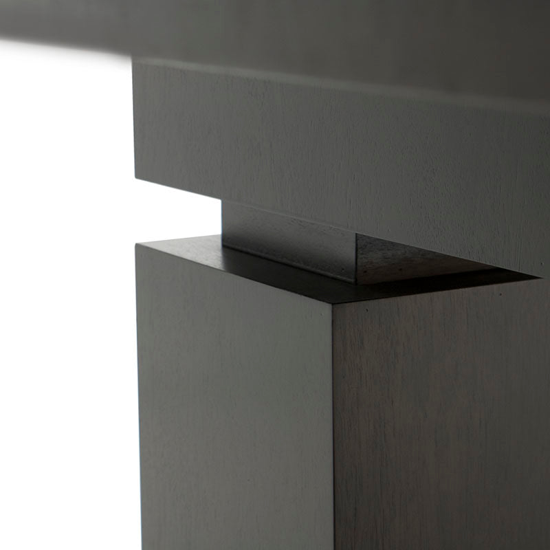 Mesa de comedor Tamayo deurope.com.mx con tapa de caoba, placa de mármol y estructura en color tabaco, tamaño 200x80x110 cm.