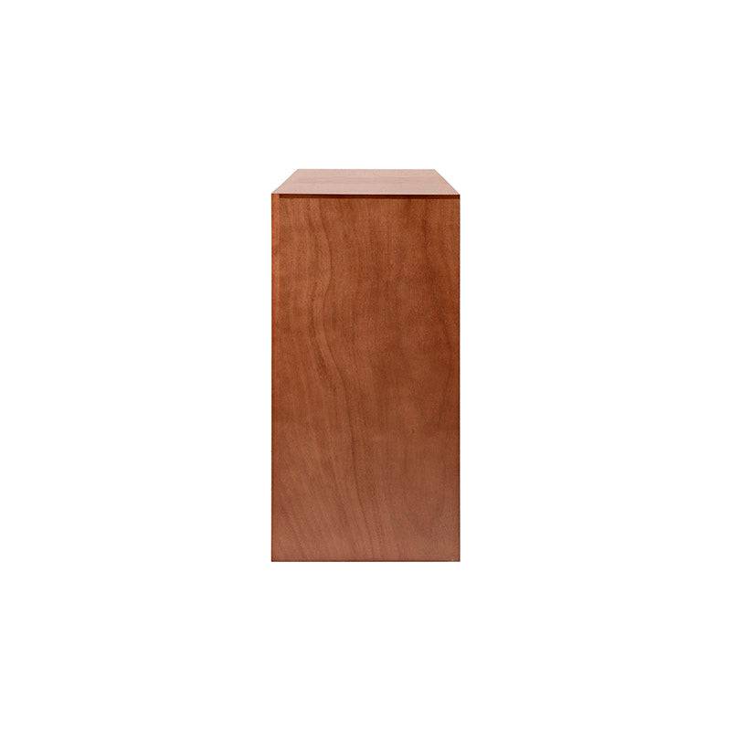 Cómoda Siena de madera de banak y chapa de encino y okume, con franja de cuero sintético en el frente, en color café y almendra.