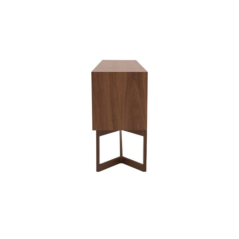 Cómoda Carolina de madera industrializada en nogal, con frente de 140 cm, altura de 70 cm y fondo de 37 cm.