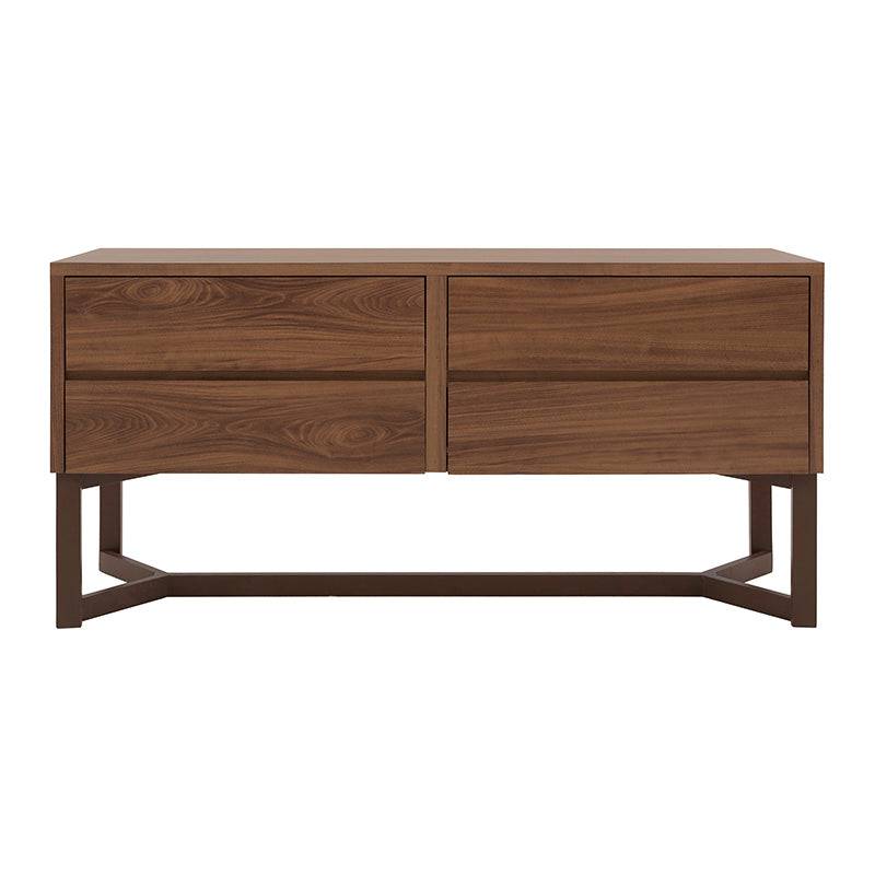 Cómoda Carolina de madera industrializada en acabado nogal, con 140 cm de ancho, 70 cm de alto y 37 cm de fondo.