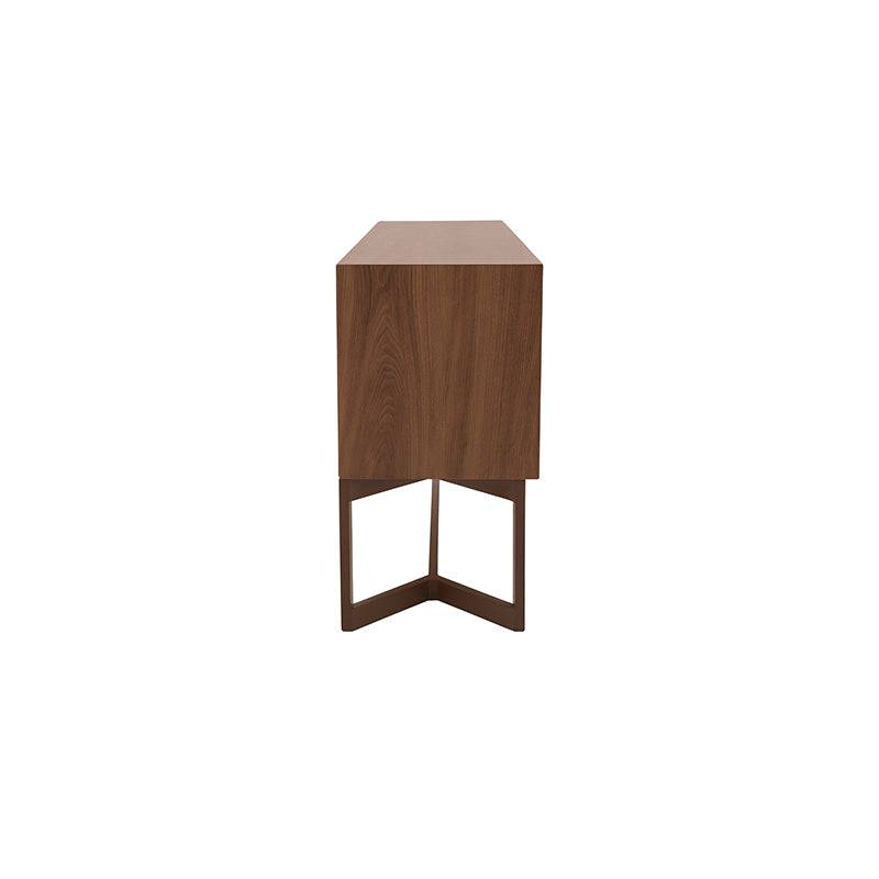 Comoda Carolina de madera industrializada en nogal, con 140 cm de ancho, 70 cm de alto y 37 cm de fondo.