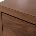 Cómoda Carolina de madera industrializada en color nogal, frente con puertas y cajones, medida 140x70x37 cm.