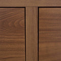 Cómoda Carolina de Deurope, de madera industrializada en color nogal, con 140 cm de ancho, 70 cm de alto y 37 cm de fondo.
