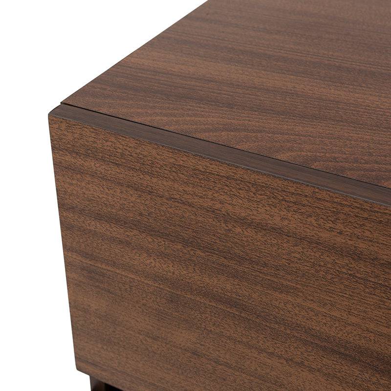 Cómoda Kenia de madera industrializada en nogal, con frentes de melamina, mide 100 cm de ancho, 90 cm de alto y 40 cm de fondo.
