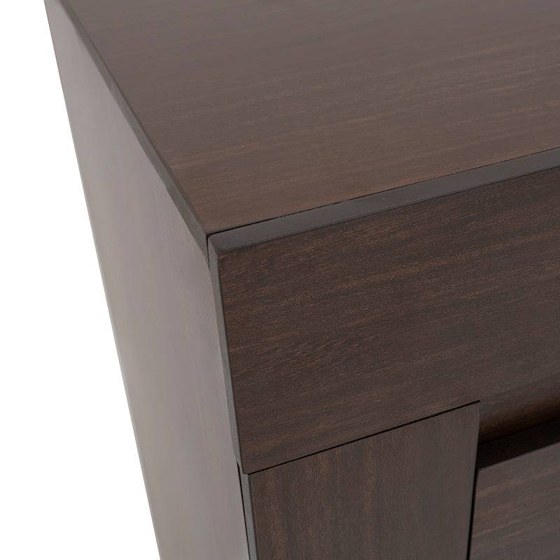 Cómoda Boston de madera en color nogal oscuro, con cuatro puertas y diseño industrial, mide 160 cm de ancho y 90 cm de alto.