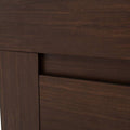 Cómoda Boston de madera oscura con 4 cajones en acabado nogal para almacenamiento en habitación moderna.